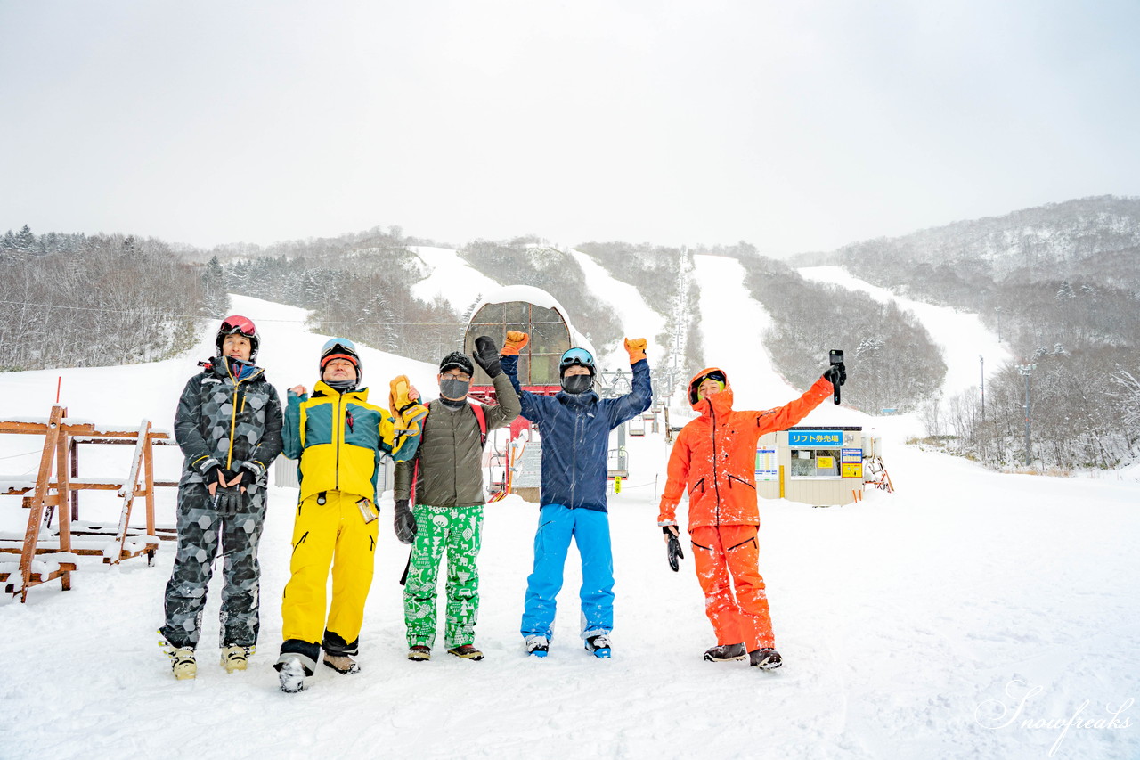 2021年元旦。新しい年の始まりは、道南一の雪質を誇る『今金町ピリカスキー場』から。地元・今金町出身の同級生スキーヤーの皆さんとフォトセッション!(^^)!